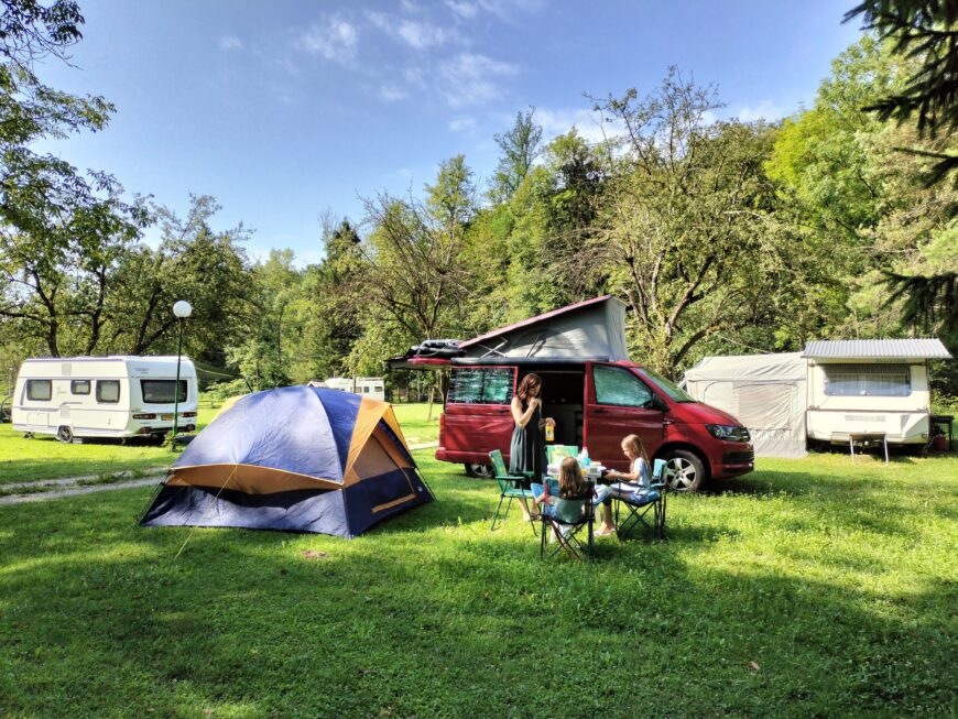 Foto met camper en tent